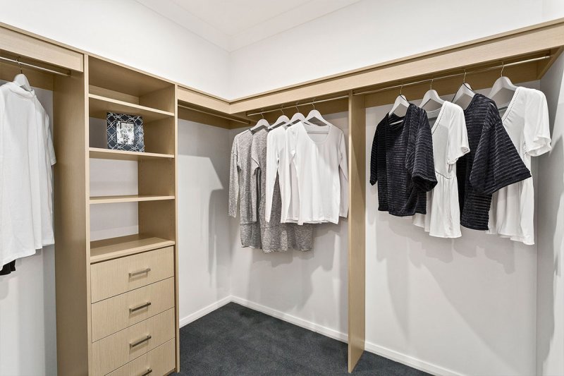 Bronx 26 Wardrobe